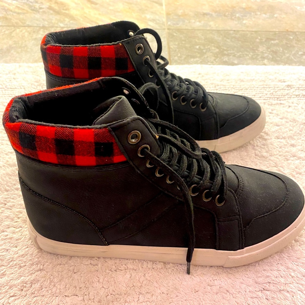 Men’s high top black sneakers! New condition!